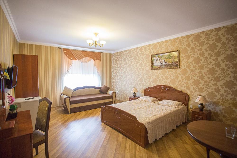 Goldenluxe Hotel Berehove  Ngoại thất bức ảnh